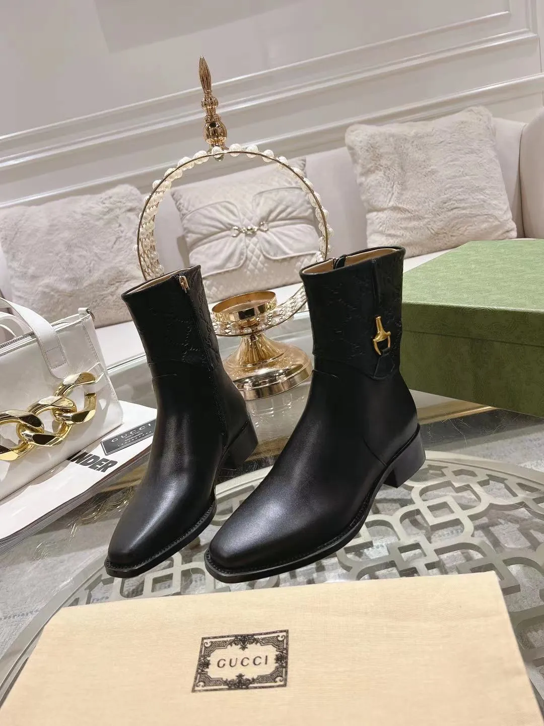 👟👟Ex-factory price 600👟👟 Gucci's latest popular half-horsebit detail boots for autumn and winter, European and American punk style riding boots, horsebit detail boots, the same style as the big-name street style darlings of European and American stars. Upper: Calfskin imported from Italy Size: 35-42#